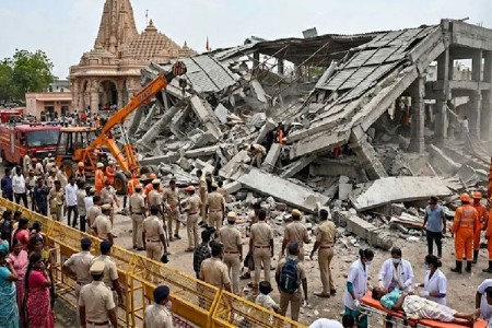 मंदिराचा सभामंडप कोसळून 5 भाविकांचा मृत्यू... आकडा वाढण्याची भीती