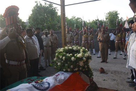 बी. टी.वर शासकीय इतमामात अंत्यसंस्कार