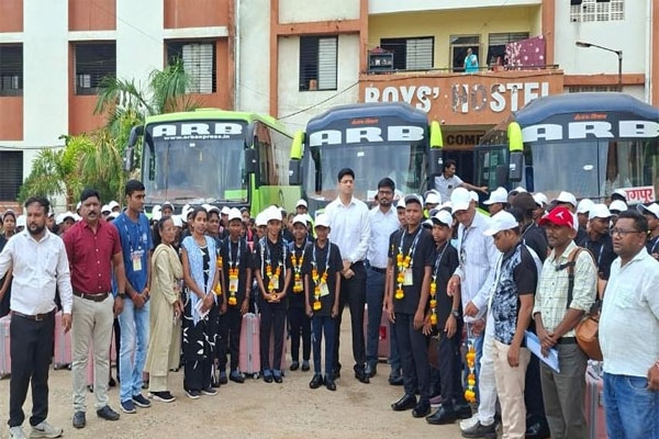 Gadchiroli students Delhi educational tour