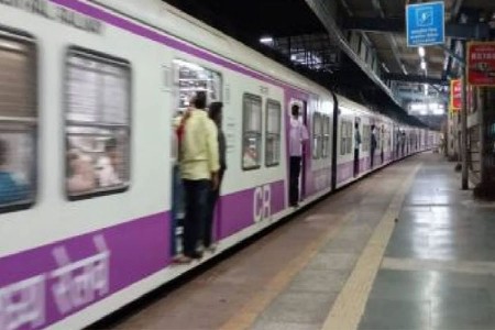 थरारक! धावत्या लोकल ट्रेनमध्ये तरुणाची चाकूने हत्या