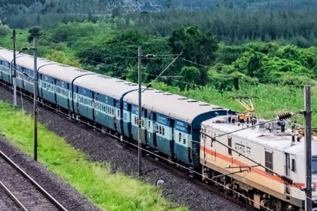 रेल्वेचा नवा नियम आता 'या' वस्तूंना मिळाली मंजूरी