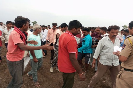 शेतात वीज कोसळून एका महिलेचा मृत्यू; सहा महिला जखमी