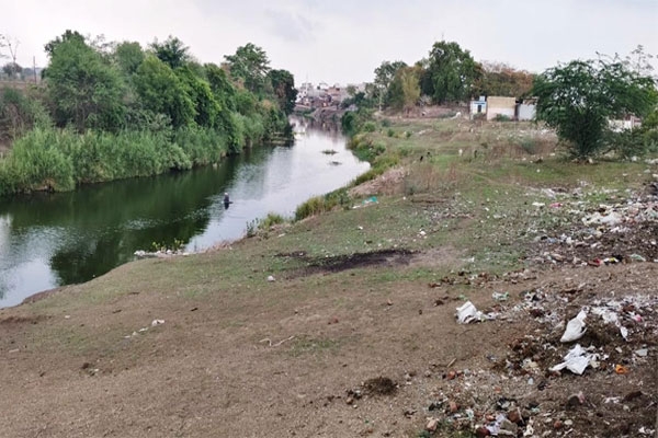 arunavati river, manora, flood protection wall, monsoon flood, river safety, maharashtra news, infrastructure demand, urban flooding, local news, public safety