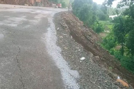 संगमेश्वरमध्ये मुंबई–गोवा महामार्गाला निसर्गाचा फटका