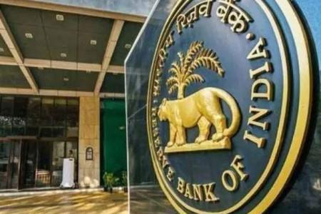कारणे दाखवा नोटीस गैरकारभार व कर्जप्रकरणांवरून वाद