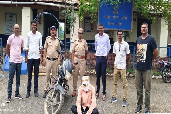 manora police-arrest-motorcycle-thief-washim