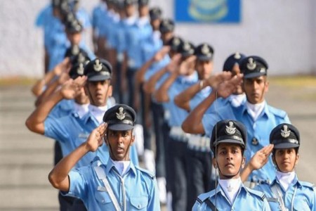 वायुसेनेतील महिला अधिकाऱ्यांच्या सेवानिवृत्तीला स्थगिती!