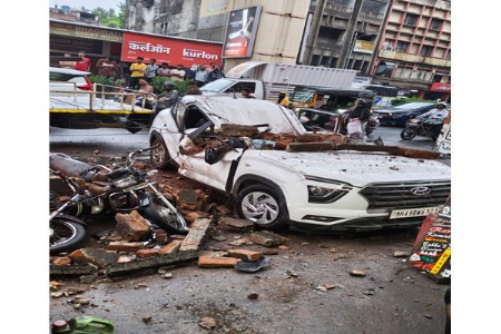 जीर्ण इमारतीची भिंत कोसळून एक ठार