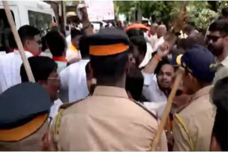 पोलिसांना धक्का, बॅरिकेड पाडण्याचा प्रयत्न