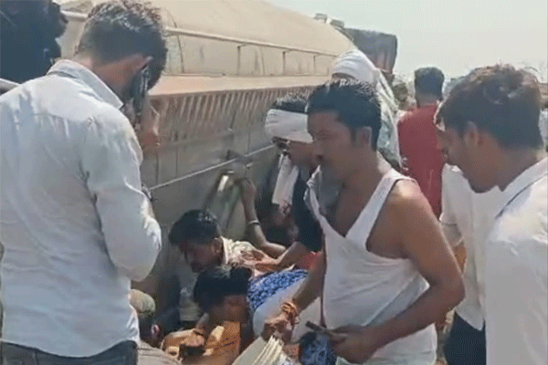 टँकर उलटला अपघातान अन् डिझेल पळवले गावकर्‍यानं!