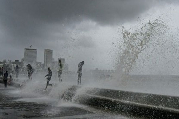 mumbai sea waves