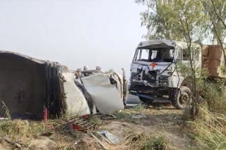 अस्थी विसर्जनासाठी निघालेल्या कुटुंबाचा अपघात; ८ ठार