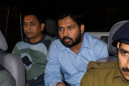 खान सरांनी न्यायालयात केले आत्मसमर्पण!