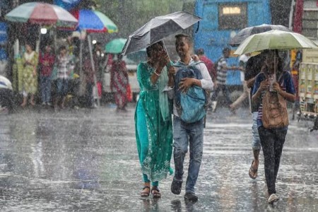 वरुणराजाचे आगमन! तळकोकणात मान्सूनच्या आनंदसरी