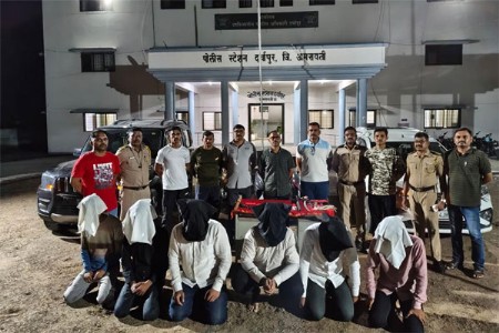 तलवारीने केक कापणारे गजाआड