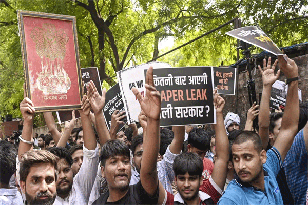 जंतर मंतरवर ‘कॉकरोच जनता पार्टी’चे आंदोलन पेटले
