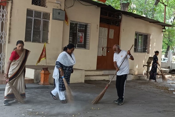    नवदुर्गा अष्टभुजा मंदिर विश्राम नगर येथे स्वच्छता अभियान राबविण्यात आले 