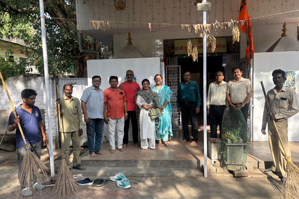नागपूर महानगर पालिका आणि दैनिक तरुण भारताच्या संयुक्त विद्यमाने श्री दुर्गा माता मंदिर ,नरगुंदकर ले आऊट, एल आय सी कॉलनी नागपूर येथे  स्वछता अभियान राबविण्यात आले.