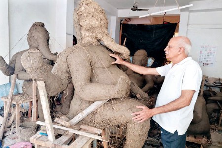 निराकार मातीला श्रीगणेशाचे रूप देण्यात कारागीर व्यस्त