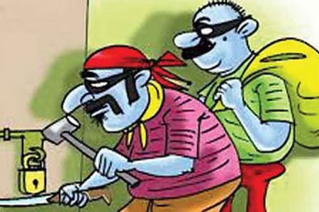 नोटांच्या बंडलचे व्हॉट्सॲप स्टेटस पडले महागात;