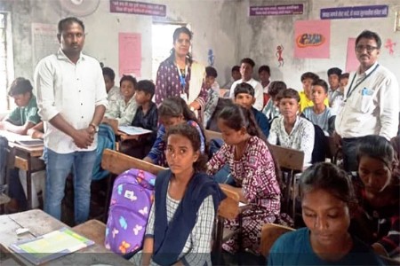 विवेकानंद विद्यालयात उपशिक्षणाधिकाऱ्यांनी केली पाहणी