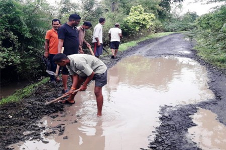 डोंगरगावच्या नागरिकांनीच हातात घेतली रस्ता दुरुस्ती