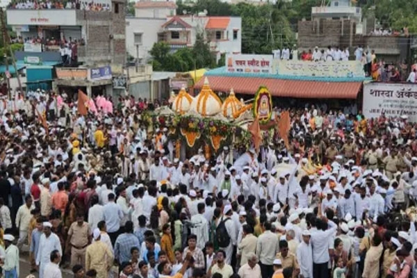 sant tukaram maharaj palkhi welcomed in baramati with devotional atmosphere and warkari chants