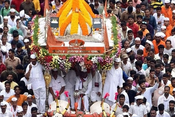 palkhi procession passes through patas roti ghat after grand welcome in daund
