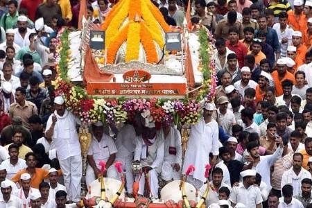 पाटस रोटी घाटातून दिंडी मार्गस्थ