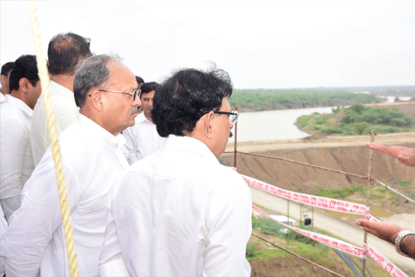 जिगाव धरण प्रकल्पाची वस्त्रोउद्योग मंत्री संजय सावकारे यांच्याकडून पाहणी