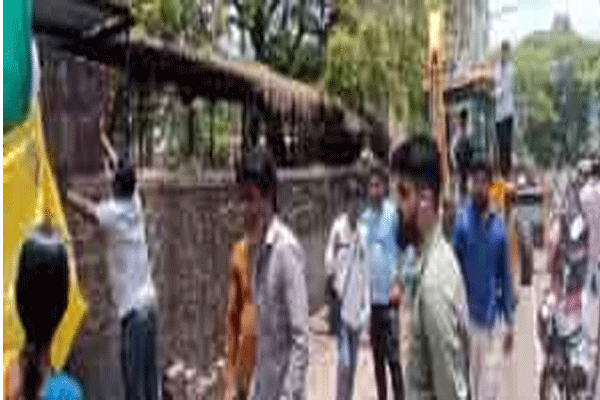 नगर परिषदेने अतिक्रमण हटाव मोहीमेत दीडशे दुकाने हटविली