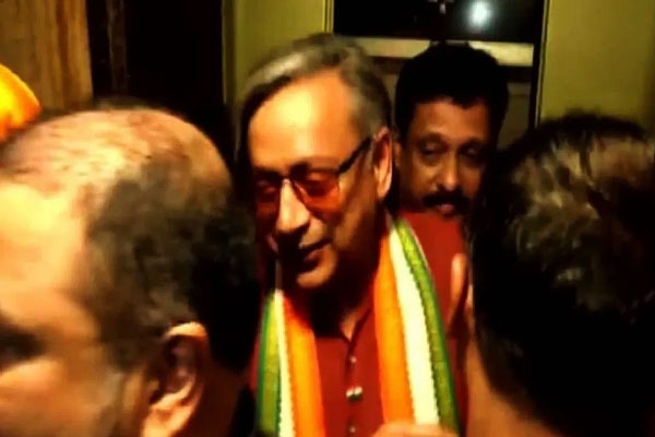 shashi tharoor stuck in hotel lift in thiruvananthapuram rescued after 15 minutes