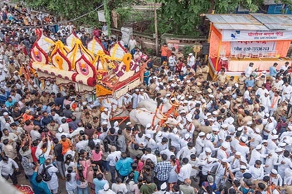 ashadhi wari charanseva initiative receives overwhelming response in pune district