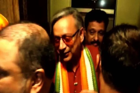 शशी थरूर यांची अग्निशमन दलाच्या तत्परतेने 15 मिनिटांत सुटका