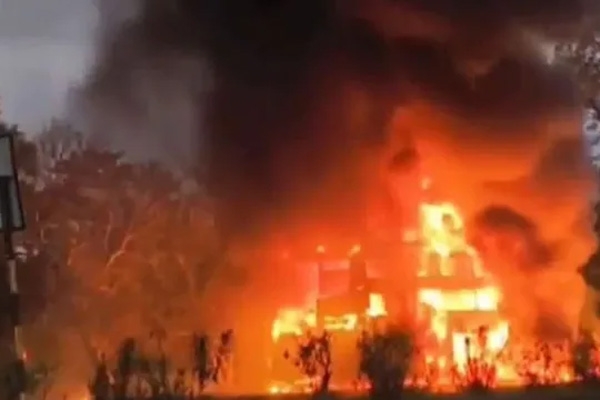 खाजगी स्लीपर कोच बसला आग