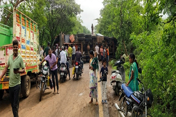 truck-overturned