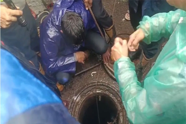 kurla man dies after falling into open manhole amid heavy mumbai rains