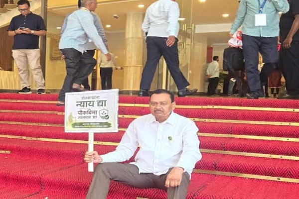 balasaheb mangulkar protest for crop insurance at vidhan bhavan withdrawn after agriculture minister assurance