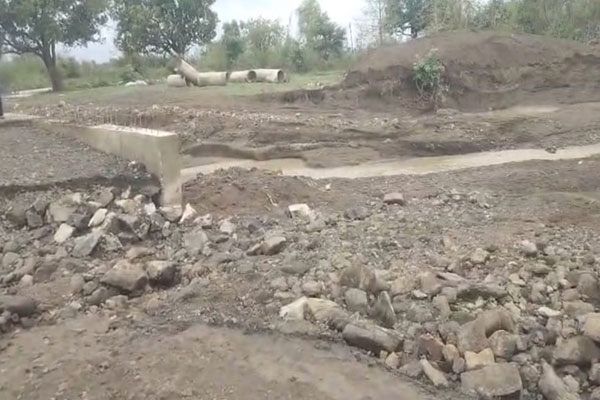 new bridge connecting sonegaon raut collapses in first rain villagers demand action against contractor