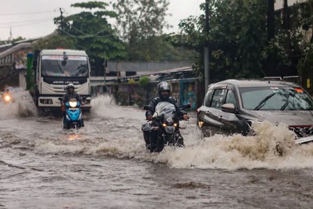 जाएं तो जाएं कैसे?…रेल्वेचा खोळंबा अन् वाहतुकीची कोंडी