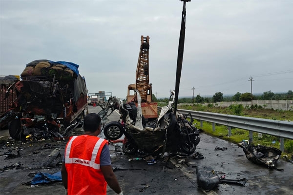 Horrific accident on Samruddhi Expressway in Wardha