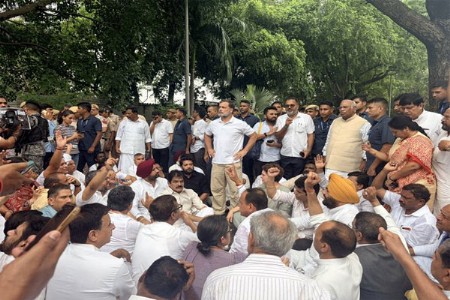 पंतप्रधानांच्या निवासस्थानाबाहेरराहुल-प्रियांकासह काँग्रेसचे आंदोलन