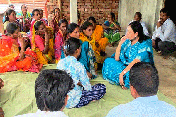 डॉ. आरती फुपाटे यांनी केली पीडित बालिकेच्या कुटुंबियांची सांत्वना