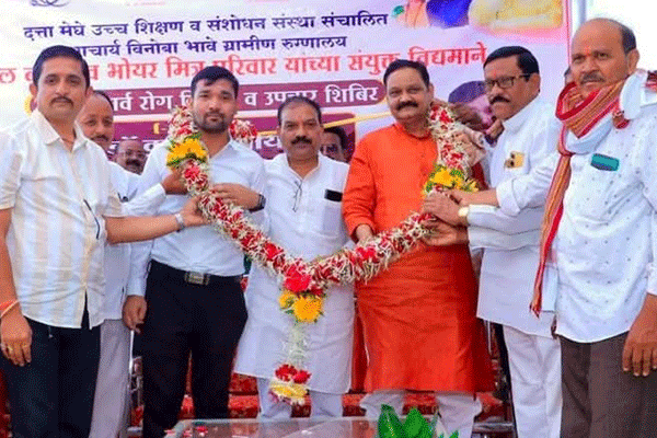 मुख्यमंत्री देवेंद्र फडणवीसांच्या वाढदिवशी 900 हून अधिक रुग्णांना मोफत उपचार