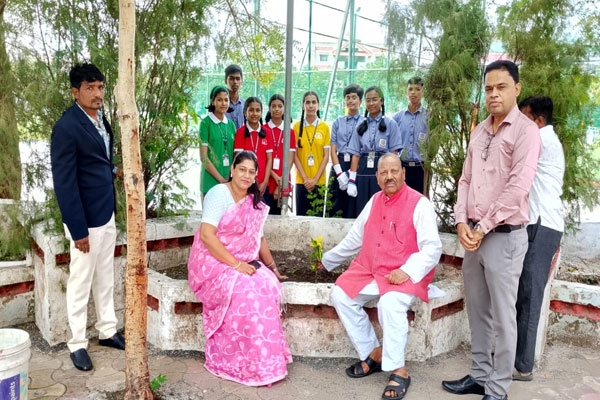 ek ped maa ke naam campaign inspires students to protect environment in wardha