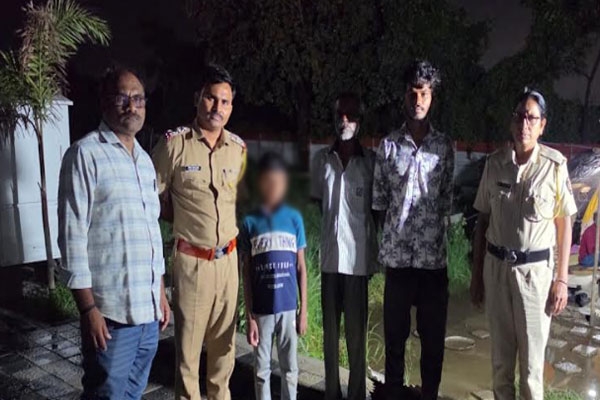 nagpur police reunite 10 year old boy who left home to attend school with parents