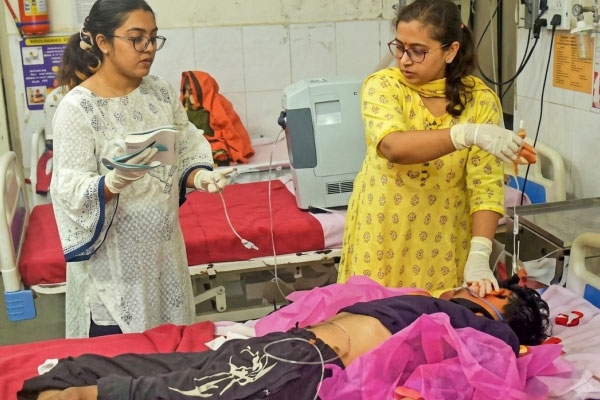 nashik trimbakeshwar storm accident: three pilgrims injured after flying roof sheets fall