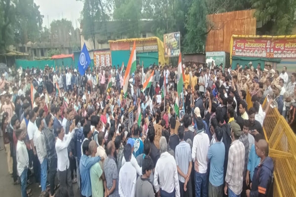 bhandara students protest against paper leak demand action and education minister resignation