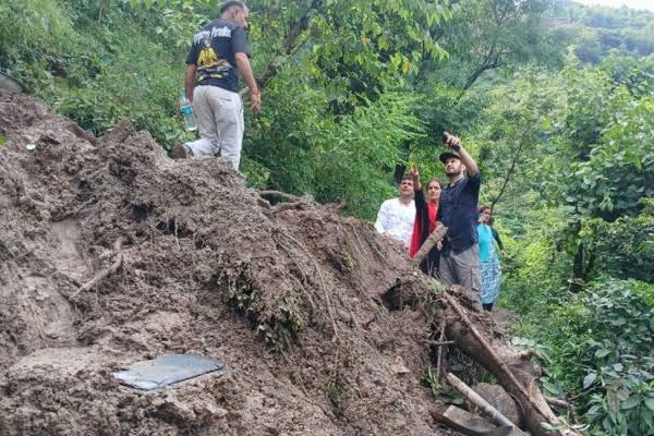 himachal pradesh landslide kills 13 including 6 month old baby as boulder falls on tata sumo