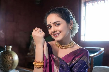 मासिक पाळीत बाजूला बसणं शाप नाही